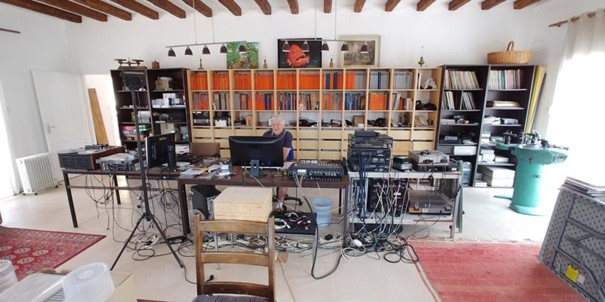 Bernard Neveu, un particulier passionné et renommé à l'image des meilleurs artisans preneurs de son, dans son salon/studio. Photo © Vincent Neveu